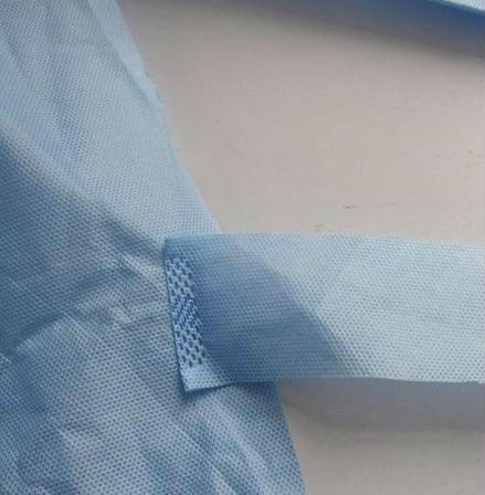 O hospital descartável não absorvente esfrega o vestido do laboratório com punho feito malha
