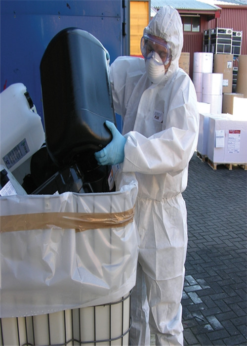 O terno descartável da combinação do filme Microporous, laboratório descartável veste a resistência de abrasão