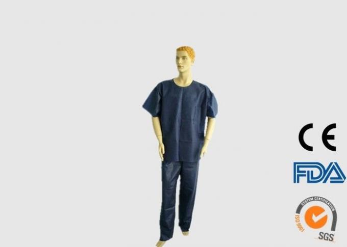 Médico descartável da segurança pessoal esfrega a prova do alcaloide com luvas curtos