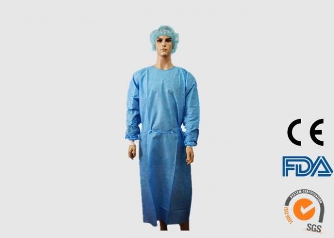 Médico descartável esfrega vestidos que de funcionamento o líquido resiste para o hospital